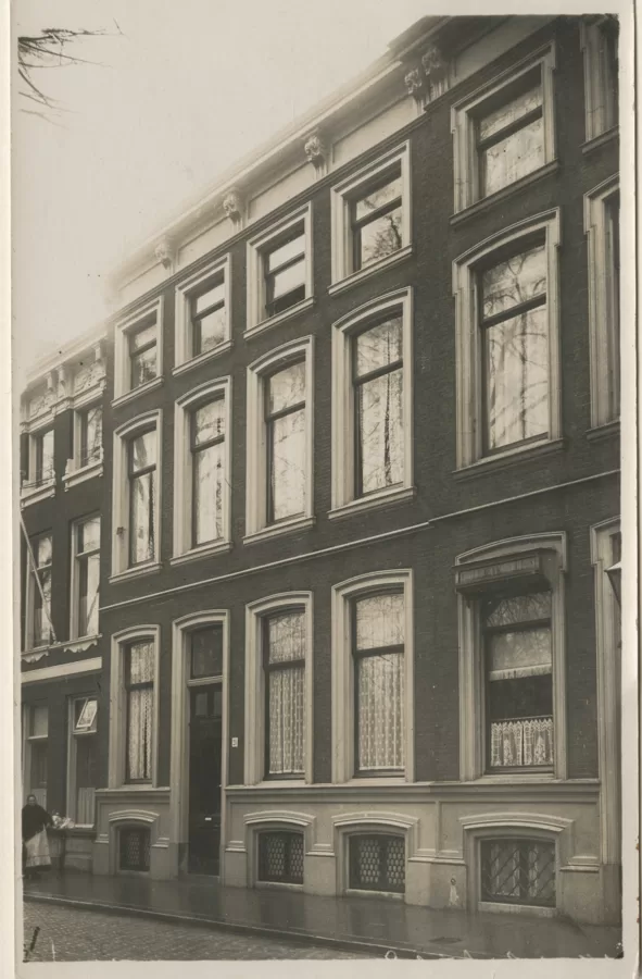 1871: woonhuis 2e van den Boschstraat 26 Den Haag (geheel links)