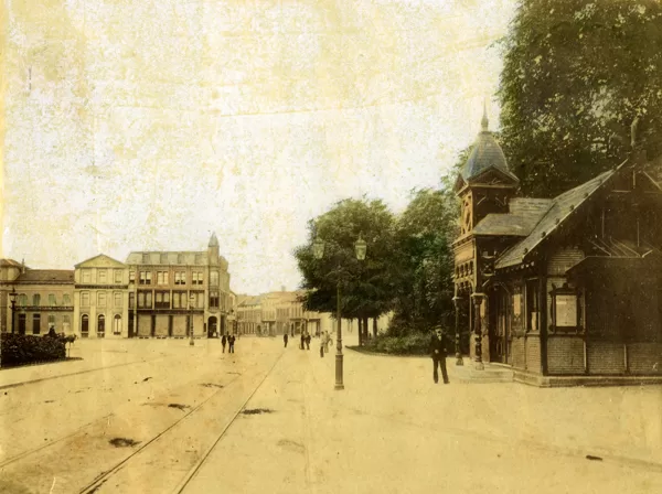 1827: Het witte geboortehuis van Cremer aan de Roggestraat.